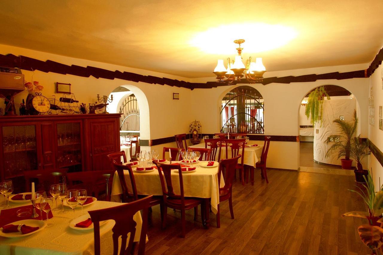Casa Octavian Hotel Sucevita Buitenkant foto